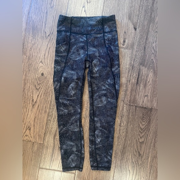 Lululemon Time to Sweat Crop *23” size 4 EUC - Picture 1 of 6